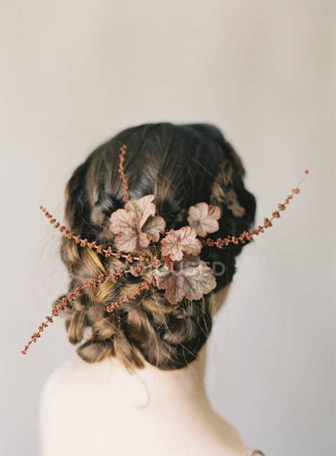 Cheveux féminins avec flux et branches décoration — Photo de stock