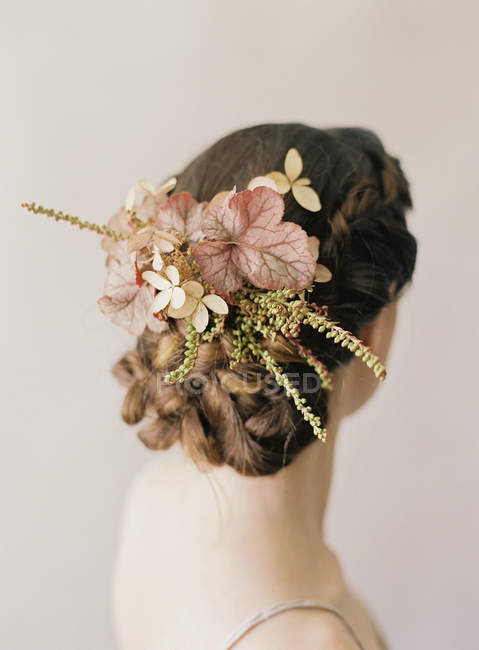 Cheveux avec tissage en fleurs — Photo de stock