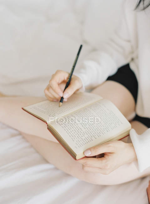 Escrita da mão feminina no livro — Fotografia de Stock