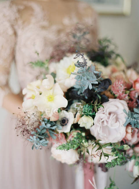 Bride holding bouquet — Stock Photo