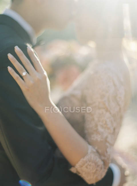 Newlywed couple hugging and kissing — Stock Photo