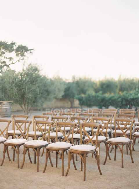Stuhlreihen draußen aufgestellt — Stockfoto