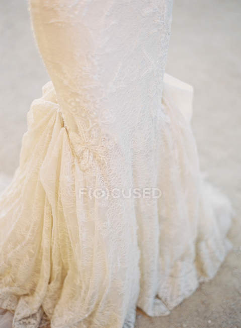 Наречена стоїть у весільній сукні — стокове фото