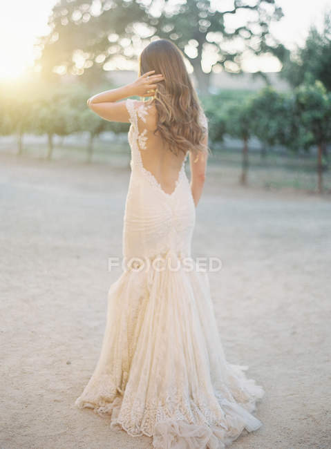 Jovem noiva vestindo vestido de noiva — Fotografia de Stock