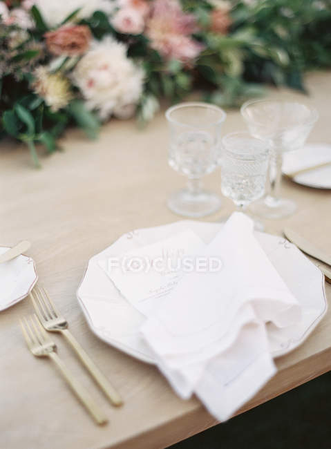 Тарелка с салфеткой и посудой — стоковое фото