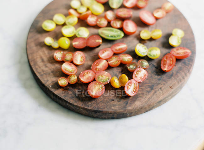 Cut tomatoes of different colour — Stock Photo