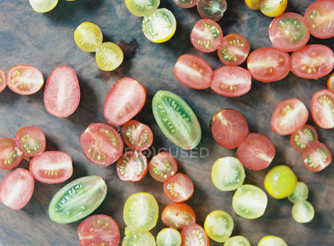 Tomates cortados de diferente color - foto de stock