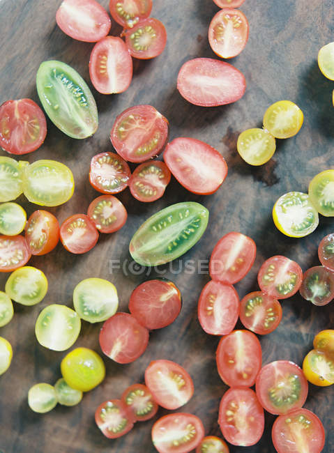 Tomates cortados de cor diferente — Fotografia de Stock
