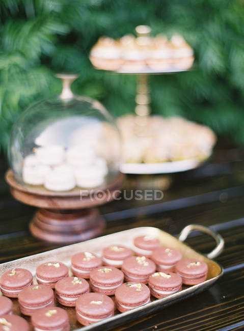 Macarons sur table avec déserts — Photo de stock