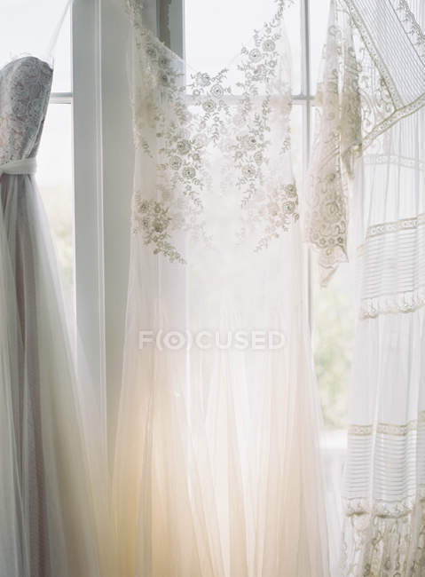 Весільні сукні висячі — стокове фото