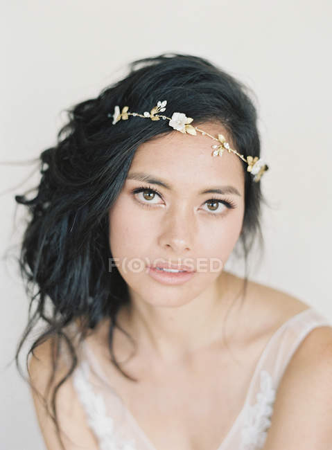 Femme avec couronne décorative — Photo de stock