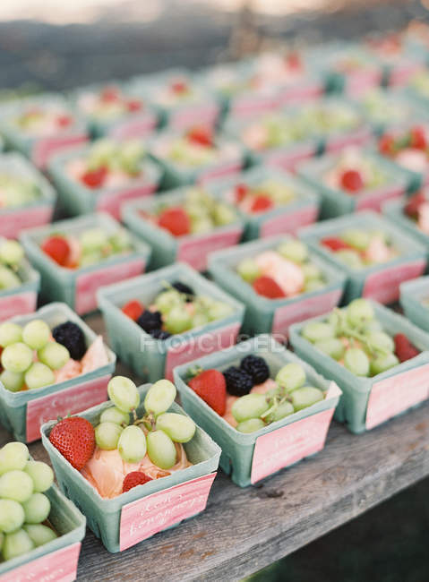 Картонні коробки зі свіжими ягодами — стокове фото