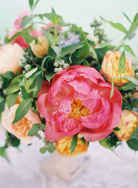 Bouquet frais coupé avec pivoines — Photo de stock
