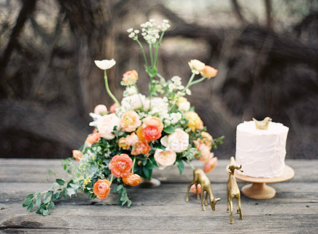 Hochzeitstorte mit Blumen und Hirschen — Stockfoto