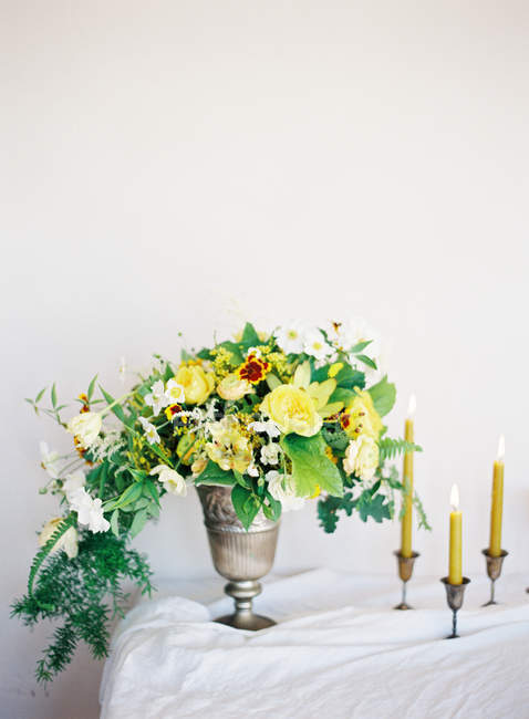 Bouquet of flowers and candles — Stock Photo