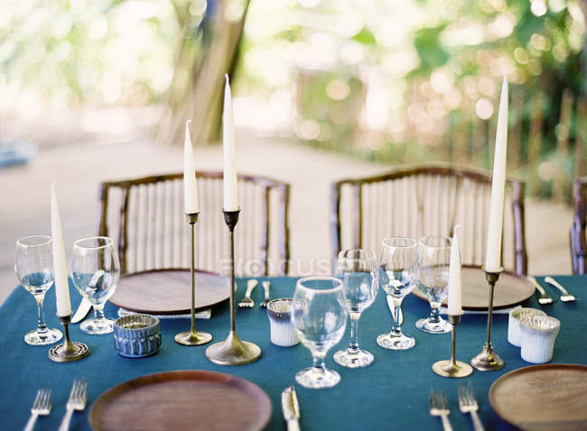 Tavolo allestito con candele esterne — Foto stock
