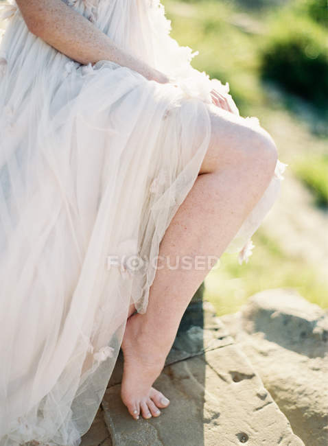 Mulher sentada em vestido de noiva — Fotografia de Stock