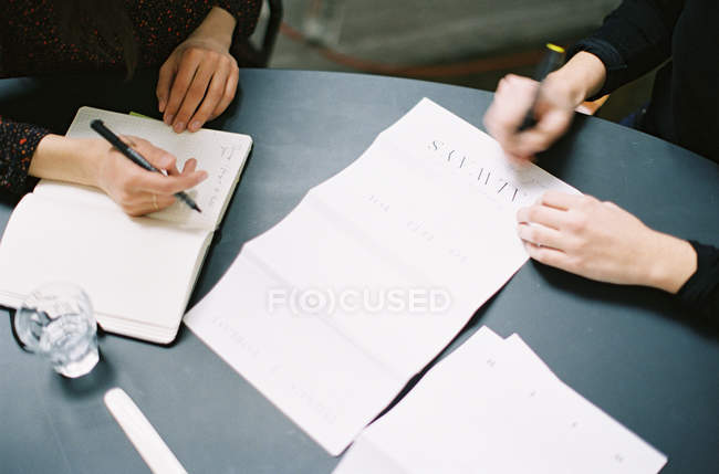 Женщины пишут свадебные приглашения — стоковое фото