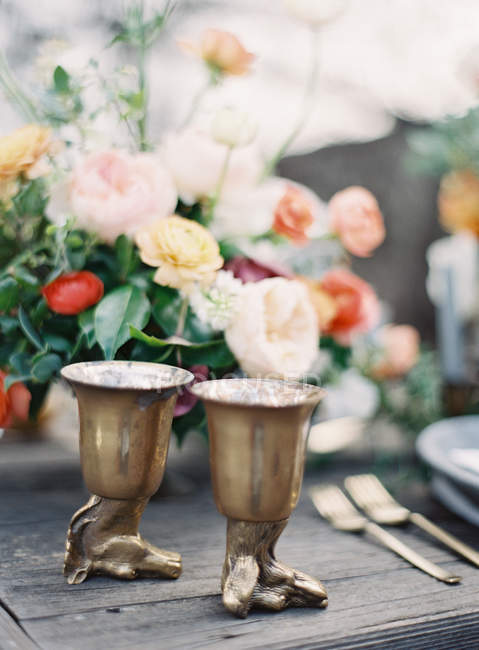 Antique glasses and flowers — Stock Photo