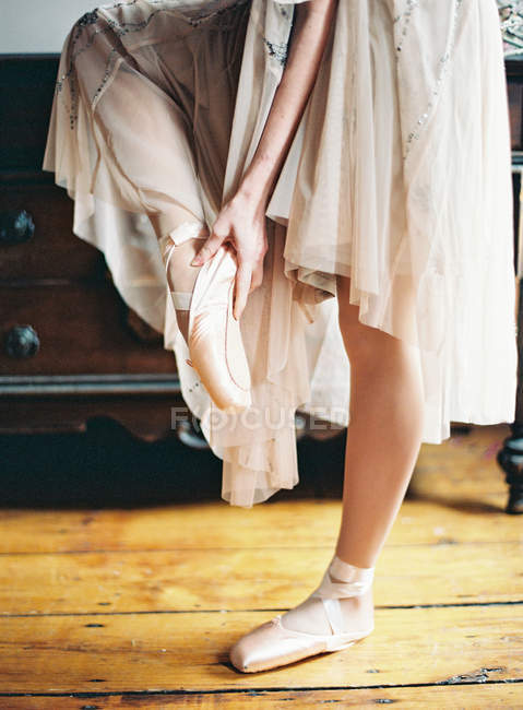 Ballet danseur fixation pointe chaussure — Photo de stock