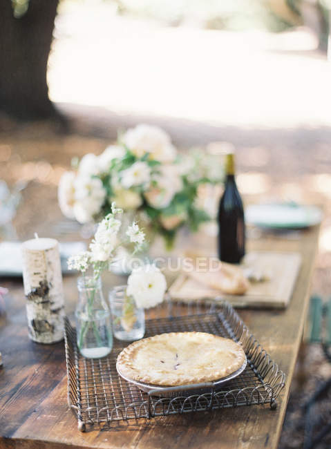 Definir mesa de jantar com flores — Fotografia de Stock