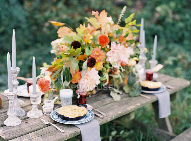 Сільський стіл обстановки весілля — стокове фото