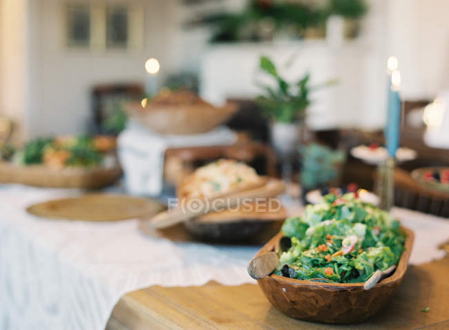 Nourriture sur la table de dîner — Photo de stock
