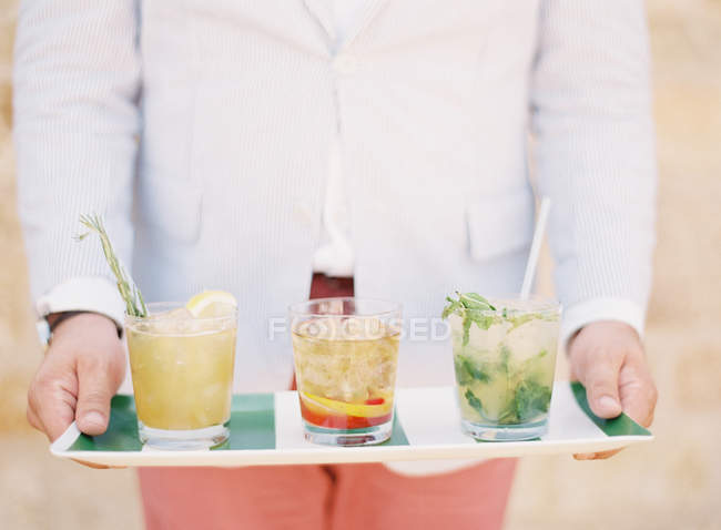 Plateau avec cocktails rafraîchissants — Photo de stock