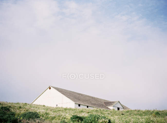 Bauernhaus auf einem Hügel — Stockfoto