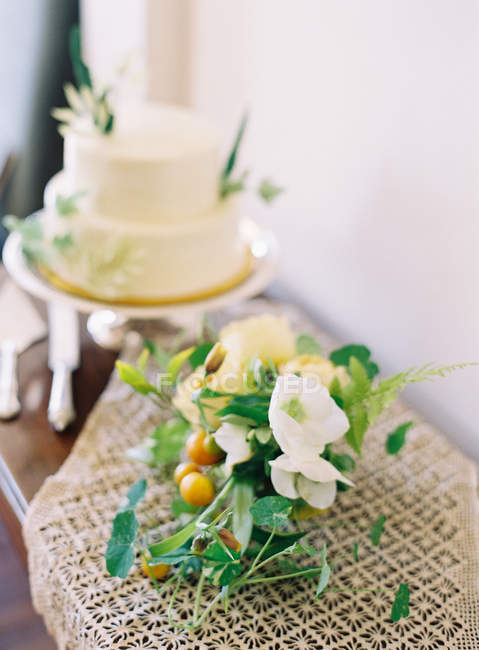 Красивый украшенный свадебный торт — стоковое фото