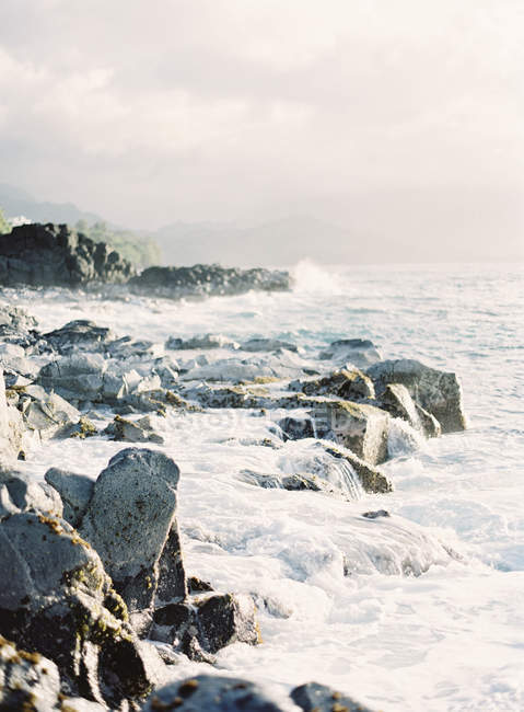 Plage rocheuse avec vagues — Photo de stock