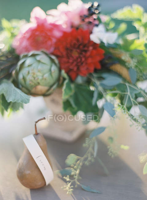Arreglo floral en la mesa - foto de stock