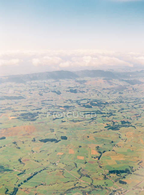 Landschaft mit Wiesen und Baumhainen — Stockfoto