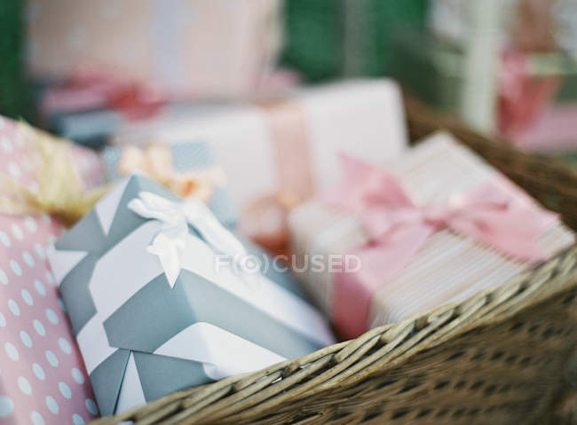 Подарки, завернутые в цветную бумагу — стоковое фото