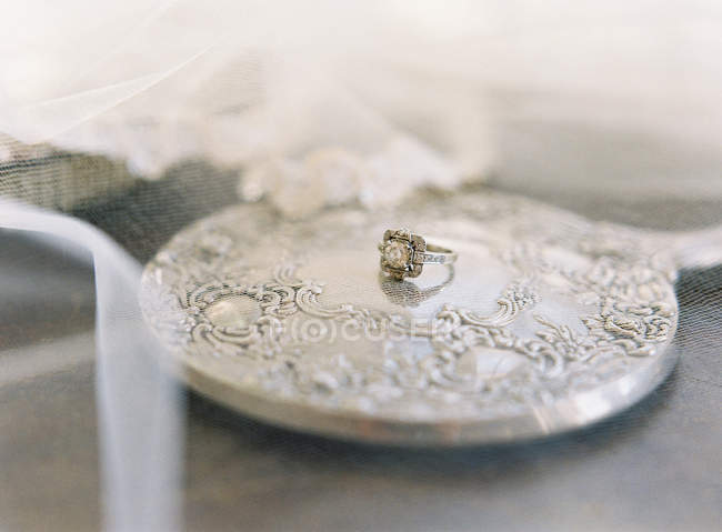 Anillo de boda vintage con gema - foto de stock
