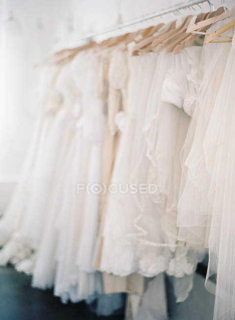 Robes de mariée suspendues — Photo de stock