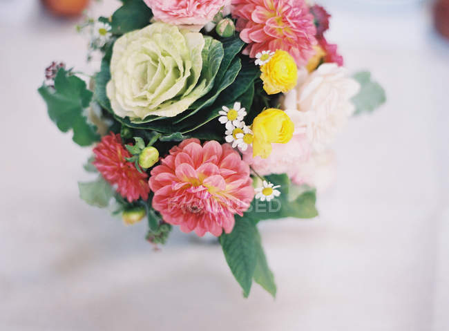Bouquet fresco di fiori estivi — Foto stock