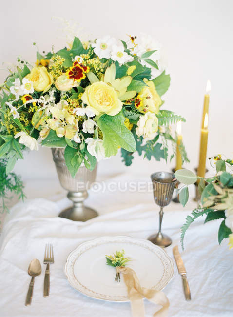 Bouquet di fiori e candele — Foto stock