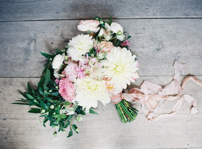 Wedding bouquet with daisies — Stock Photo