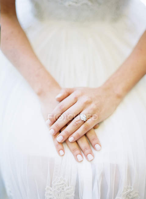Novia con anillo de bodas - foto de stock