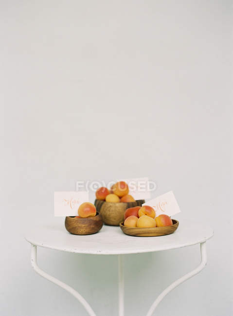 Reife Pfirsiche in Holzschalen — Stockfoto