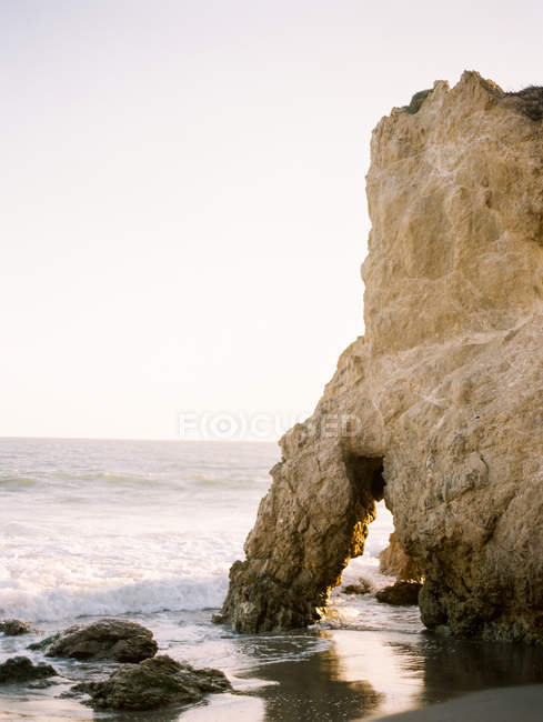 Скалистый морской пляж — стоковое фото