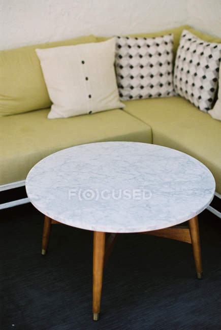 Runder weißer niedriger Tisch — Stockfoto
