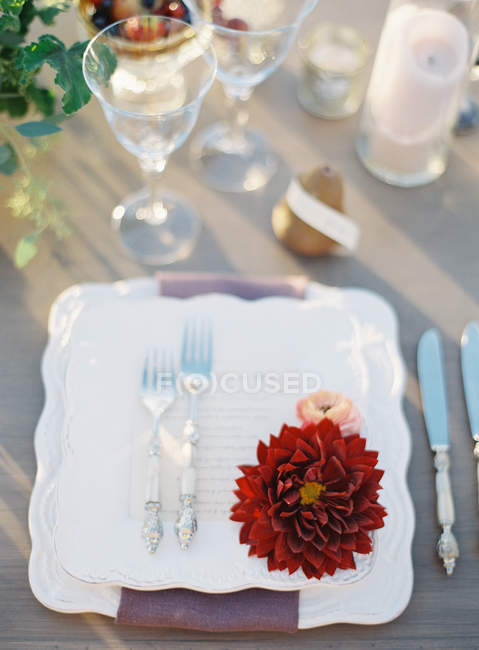 Vaisselle avec décoration de mariage — Photo de stock