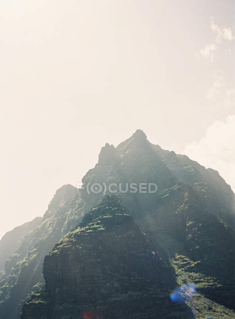 Felsiger Berg mit scharfen Gipfeln — Stockfoto