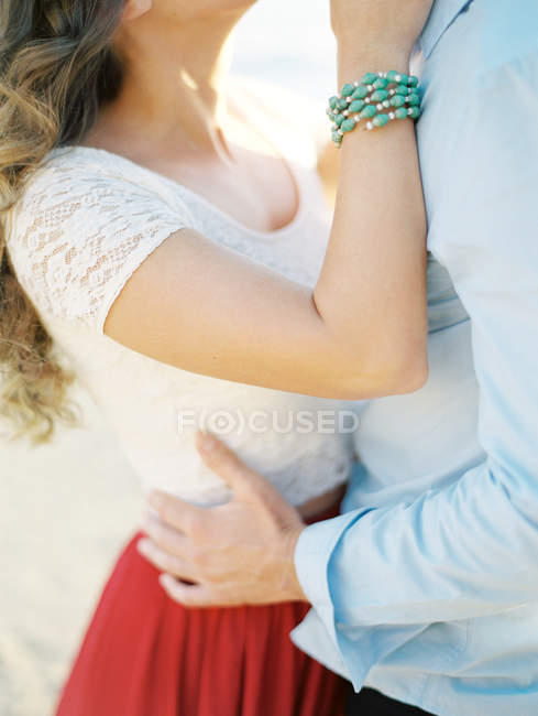 Casal abraçando branco na praia — Fotografia de Stock