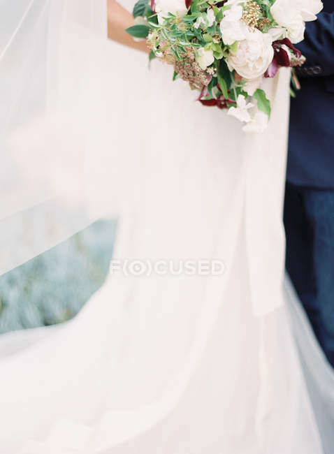 Buquê de noiva segurando — Fotografia de Stock