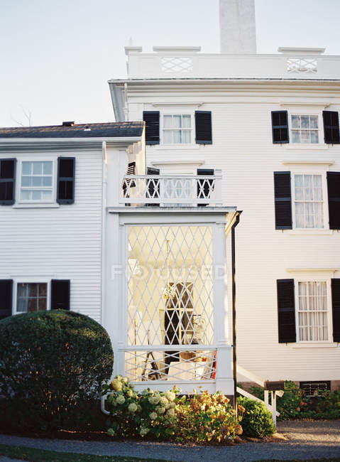 Fassaden mit Rosenbüschen — Stockfoto