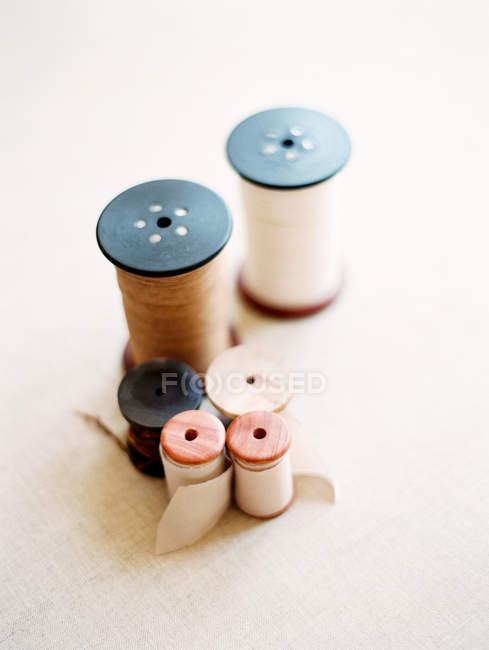 Bobines colorées de fil — Photo de stock