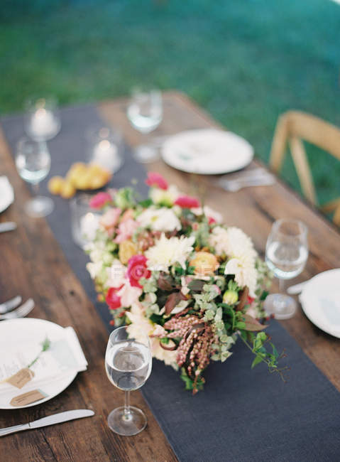 Bouquet on setting table — Stock Photo